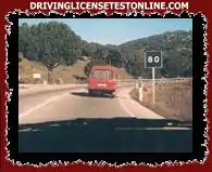 Ezen a kétirányú úton átengedheti az úthoz rögzített hosszanti jelzéseket, hogy megelőzze a személygépkocsi előtt keringő piros járművet ? .