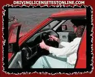 La posición de las manos en el volante del conductor en la imagen es correcta para conducir ?.