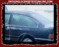 Okná vášho vozidla sú pokryté ľadom . Pred rozjazdom, čo by ste mali robiť ? .