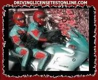 与乘客一起骑摩托车 . 发生事故时，头盔对两者中的哪一个更有效?