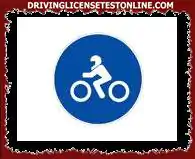 Ante esta señal, los vehículos que circulan por la vía señalizada deben circular de esta...