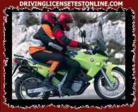 Када се вози мотоциклом који превози путника, путник може утицати на тежиште мотоцикла ?