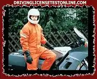 Motociklā apģērba un ķiveres lietošana košās un gaišās krāsās :