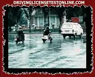 En un día frío y lluvioso, conduce su motocicleta. Bajo estas circunstancias. . .