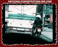Карането на мотоциклет, без да се поддържа правилното безопасно разстояние, е поведение от риск от злополука, което е важно . . .