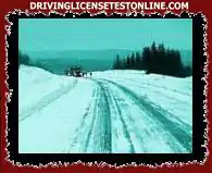 Kur ngasni një motor në rrugë të akullt, distancat e ndalimit madje mund të rriten në . . .
