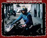 Para conducir motocicletas es importante llevar un traje de protección. Es apropiado serlo. . .