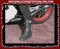 为了提供安全和对摩托车控制的控制，建议穿着 . . . 的靴子