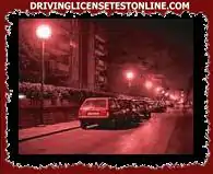 Als u 's nachts op een goed verlichte stadsweg rijdt, welke lichten moet u dan op uw motor hebben...