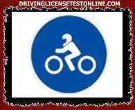 Ja braucat ar motociklu ar blakusvāģi ., jums ir pienākums pārvietoties pa ceļu, pie kura ieejas atrodas šī zīme ? .