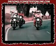 El comportamiento de los motociclistas que se muestra en la imagen de la izquierda es correcto ?.