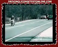 A motocicleta vista na fotografia está com os pneus em perfeito estado e circula em estrada...