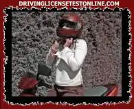 二輪摩托車的駕駛者和乘客在. . .道路上行駛時，必須正確佩戴防護頭盔。