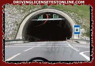 En túneles se permite realizar la maniobra de marcha atrás ?