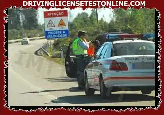 Urdhrat e oficerëve të zbatimit të ligjit mbizotërojnë mbi rregullat e trafikut ?