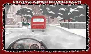 司机在结冰的道路上跟随公交车时应该注意什么?