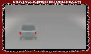 Τι φώτα πρέπει να χρησιμοποιεί ο οδηγός σε μια ομίχλη ?