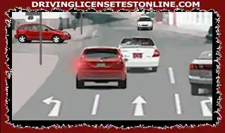 Mitä kuljettajan tulisi tehdä jatkaessaan suoraan eteenpäin keskikaistalla ?