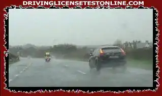 Как дъждът влияе на шофирането в тази ситуация ?