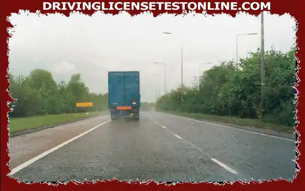 Bạn nên làm gì nếu trời mưa và bạn đang đi theo xe tải này trên đường cao tốc ?