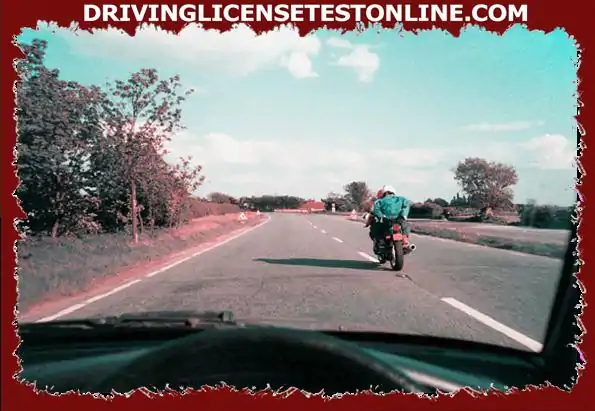 Este motociclista acaba de adelantarlo . ¿Qué debe hacer si el ciclista se interpone...