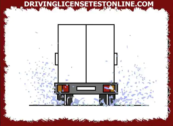 Jälgite veoautot märjal teel . Mida peaksite tegema, kui pihustamine raskendab ees oleva tee nägemist ?