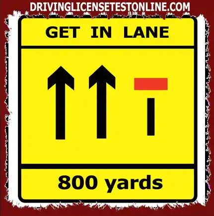Bạn đang lái xe ở làn bên phải của đường hai chiều . Bạn nên làm gì nếu thấy biển báo cho biết làn bên phải đã bị đóng trước 800 thước ?