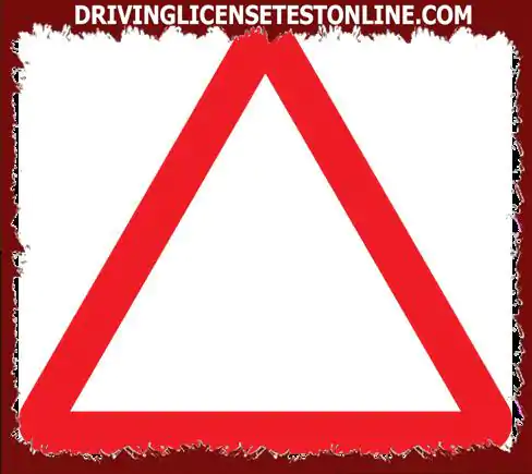 Aké informácie by sa zobrazili na trojuholníkovej dopravnej značke ?