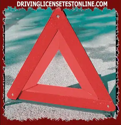 双方向の道路で故障しました.警告の三角形があります.少なくとも、警告�...