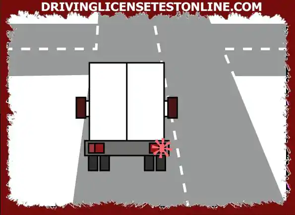 Seuraat pitkää ajoneuvoa, joka lähestyy risteystä . Mitä pitäisi tehdä, jos kuljettaja ilmoittaa oikealle, mutta liikkuu lähellä vasemman reunan reunaa ?