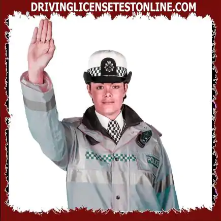 أنت تقترب من تقاطع طرق حيث لا تعمل إشارات المرور ماذا يجب أن تفعل عندما يعطي ضابط شرطة هذه الإشارة ?