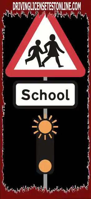 Mitä pitäisi tehdä, jos koulun varoitusmerkin ? alla on vilkkuvia keltaisia ​​valoja