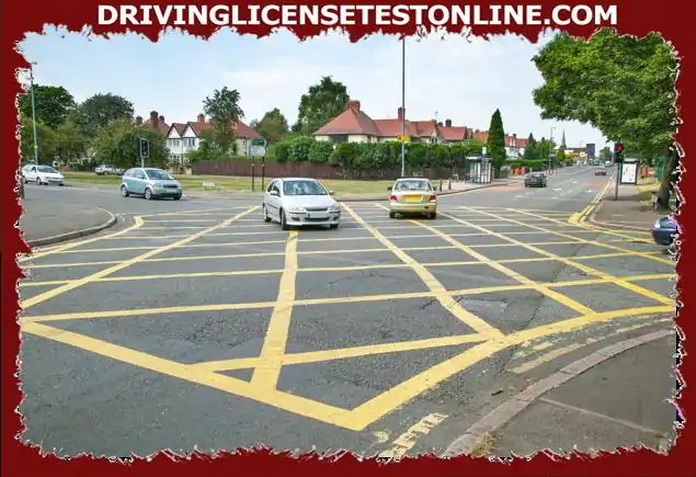 Каква е целта на жълтите кръстосани линии в кръстовище ?