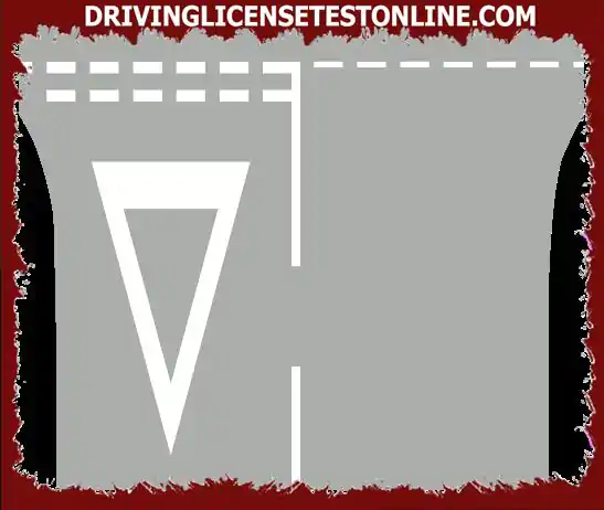 Vilken varning ges av en stor vit triangel målad på vägytan före en korsning ?