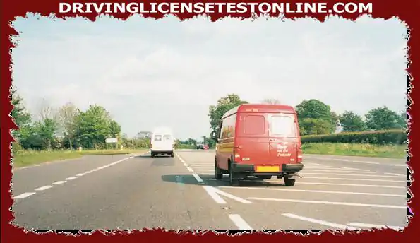 Du kör längs den här vägen . Den röda skåpbilen klipper in nära dig . Vad ska du göra ??