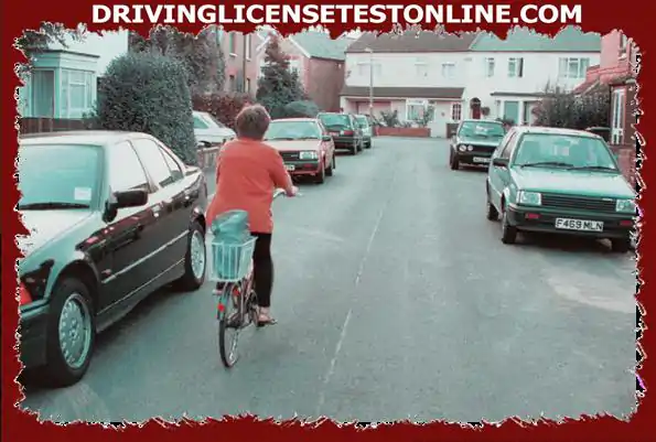 跟随这个骑自行车的人时你应该注意的主要危险是什么?