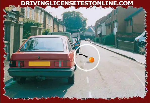 Du kör förbi en rad parkerade bilar . Du märker en boll som studsar ut i vägen framåt . Vad ska du göra ?