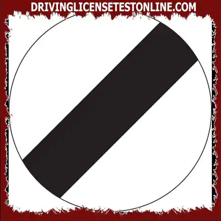 Una carretera de una sola calzada tiene este signo . ¿Cuál es la velocidad máxima permitida para un automóvil que arrastra un remolque? ?