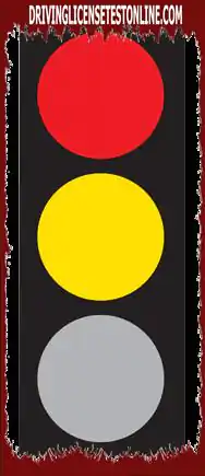 Bạn nên làm gì khi đến gần đèn giao thông nơi màu đỏ và màu hổ phách cùng hiển thị ?
