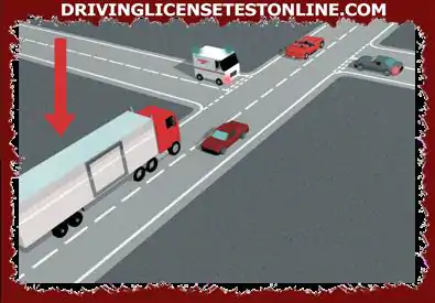 您正在驾驶这辆卡车（箭头所示）.对于试图从小路开出的紧急车辆，您应该...