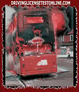 Bạn nên làm gì nếu có đám cháy ở boong trên của xe buýt ?