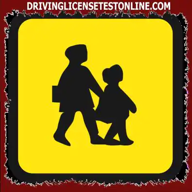Bạn là người điều khiển xe buýt có biển báo xe buýt màu vàng phản quang . Khi nào bạn được phép sử dụng đèn cảnh báo nguy hiểm ?