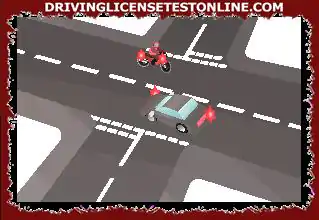 Anda berdua belok kanan di persimpangan ini. Mengapa lebih aman menjaga mobil tetap di kanan?