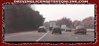 Vous roulez à la vitesse limite sur la voie de gauche d'une autoroute Que faire si vous voyez des camions sortir d'une bretelle devant vous