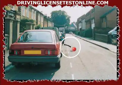 Bạn đang lái xe vượt qua một hàng ô tô đang đậu . Bạn nên làm gì nếu nhận thấy một quả bóng bật ra đường phía trước ?