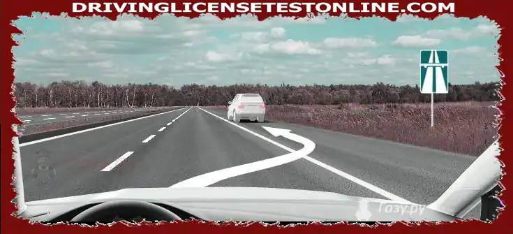 Ak ste na diaľnici, môžete zastaviť vpravo od čiary označujúcej okraj vozovky ?