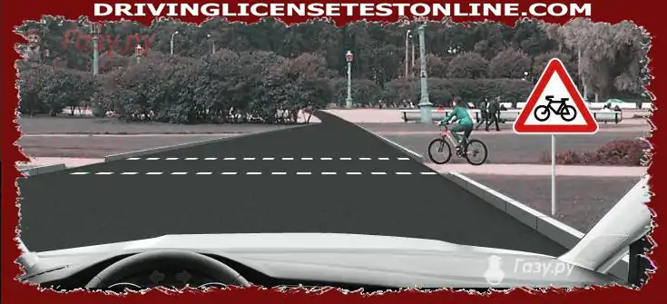 Επιτρέπεται στους οδηγούς μοτοποδηλάτων να οδηγούν στο πλάι του δρόμου ?