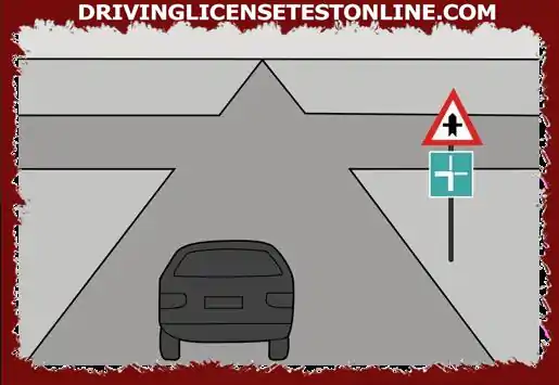 Ako má tento vodič zareagovať na prednostnú križovatku, ku ktorej sa blíži, ak chce pokračovať po prioritnej ceste ?