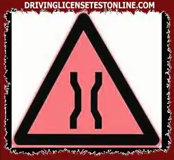 Значението на този знак е да напомня на лентите за движение или пътищата от двете страни на фронта да се стесняват.