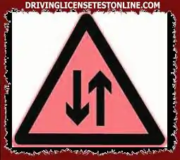 Značenje ovog znaka podsjeća na cestu koja slijedi da postane neodvojena dvosmjerna...